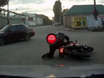 
	VIDEO Cum sa faci asa ceva? Omul asta e prea BEAT ca sa conduca o MOTOCICLETA! A starnit hohote de ras in trafic!
