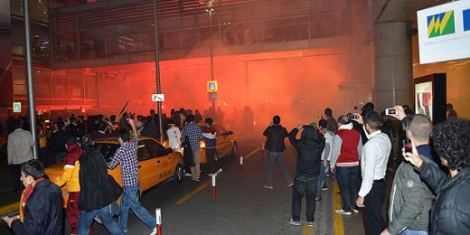 RAZBOI la aeroport! United primita intr-o atmosfera NEBUNA la Istanbul! Fanii Galatei au vrut sa-i bata pe jucatorii lui Ferguson! Politia a intervenit! VIDEO_1
