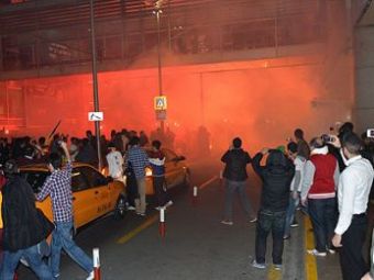
	RAZBOI la aeroport! United primita intr-o atmosfera NEBUNA la Istanbul! Fanii Galatei au vrut sa-i bata pe jucatorii lui Ferguson! Politia a intervenit! VIDEO
