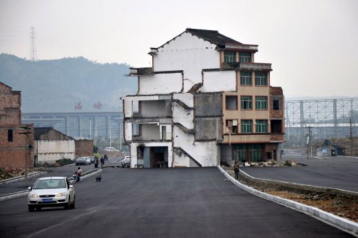 FOTO Imaginea zilei! Chinezii nu stau la discutii! Cum arata prima autostrada cu o CASA in mijlocul ei!_2