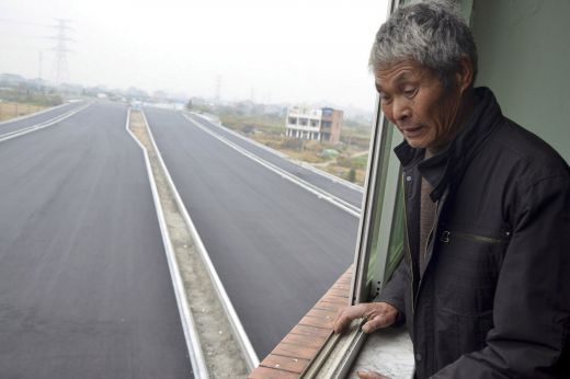 FOTO Imaginea zilei! Chinezii nu stau la discutii! Cum arata prima autostrada cu o CASA in mijlocul ei!_3