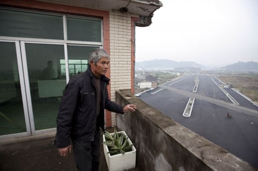 FOTO Imaginea zilei! Chinezii nu stau la discutii! Cum arata prima autostrada cu o CASA in mijlocul ei!_4
