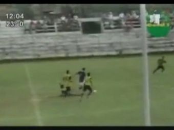 
	Maradona, Messi? Asta este probabil cel mai tare gol inscris vreodata: a alergat 70 de metri cu mingea, a fost tavalit pe jos, dar tot a marcat! SUPER VIDEO:
