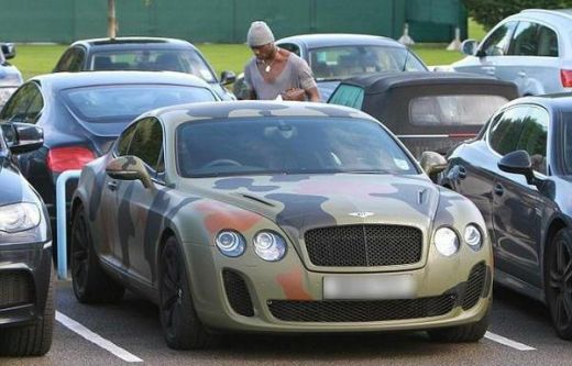Balotelli s-a camuflat TOT si s-a pozat cu masinile in garaj! O sa razi pana maine daca il vezi cum arata: SUPER FOTO_2