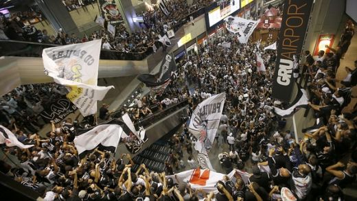 Imaginile care te lasa fara aer: 15.000 de fani ai lui Corinthians au BLOCAT un aeroportul! Cum a trecut autocarul echipei: VIDEO_1