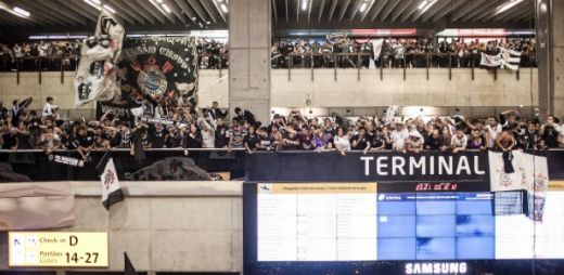 Imaginile care te lasa fara aer: 15.000 de fani ai lui Corinthians au BLOCAT un aeroportul! Cum a trecut autocarul echipei: VIDEO_2
