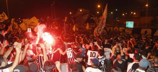 Imaginile care te lasa fara aer: 15.000 de fani ai lui Corinthians au BLOCAT un aeroportul! Cum a trecut autocarul echipei: VIDEO_3