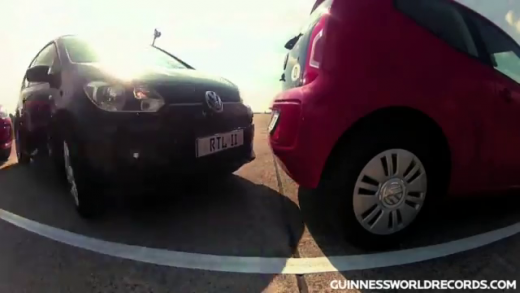VIDEO Record MONDIAL! Cea mai tare parcare paralela din lume! S-a descurcat GENIAL cu doar 14 centimetri!