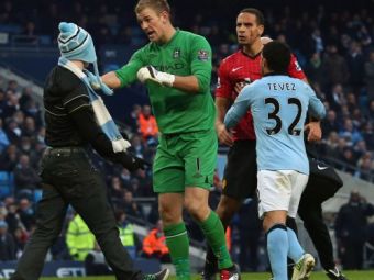 
	Incidente grave la derby-ul din Manchester! United a castigat in prelungiri, Ferdinand a fost lovit in figura! Un fan a intrat pe teren! Click AICI pentru VIDEO si FOTO:
