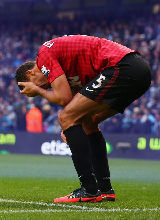 Incidente grave la derby-ul din Manchester! United a castigat in prelungiri, Ferdinand a fost lovit in figura! Un fan a intrat pe teren! Click AICI pentru VIDEO si FOTO:_7