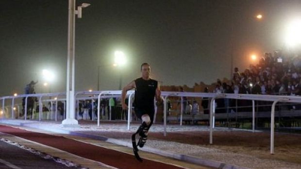 VIDEO INCREDIBIL! Atletul fara picioare s-a intrecut cu un cal de curse in Dubai! Vezi cum s-a terminat cursa finalului de an!