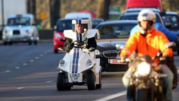 
	FOTO Jeremy Clarkson SOCHEAZA din nou! Ultima nebunie a starului de la Top Gear! Cum a aparut pe strada
