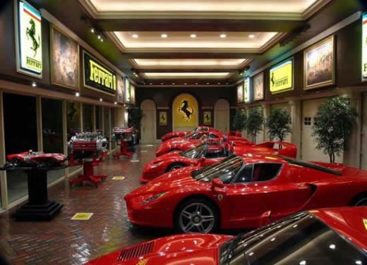 FOTO Cum arata casa unui miliardar OBSEDAT de Ferrari! Asa ceva e UNIC in lume! Masini de MILIARDE in sufragerie!_1