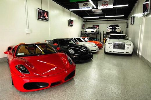 FOTO Cum arata casa unui miliardar OBSEDAT de Ferrari! Asa ceva e UNIC in lume! Masini de MILIARDE in sufragerie!_11