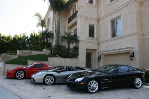 FOTO Cum arata casa unui miliardar OBSEDAT de Ferrari! Asa ceva e UNIC in lume! Masini de MILIARDE in sufragerie!_3