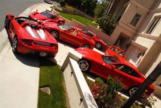 FOTO Cum arata casa unui miliardar OBSEDAT de Ferrari! Asa ceva e UNIC in lume! Masini de MILIARDE in sufragerie!_7