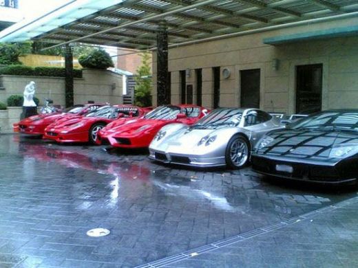 FOTO Cum arata casa unui miliardar OBSEDAT de Ferrari! Asa ceva e UNIC in lume! Masini de MILIARDE in sufragerie!_8