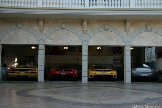 FOTO Cum arata casa unui miliardar OBSEDAT de Ferrari! Asa ceva e UNIC in lume! Masini de MILIARDE in sufragerie!_9