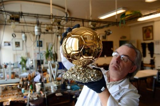 FOTO: A fost pusa ultima piatra la Balonul de Aur intr-un atelier din Paris! Messi, Iniesta si Ronaldo se bat pentru trofeu! Voturile s-au incheiat!_3