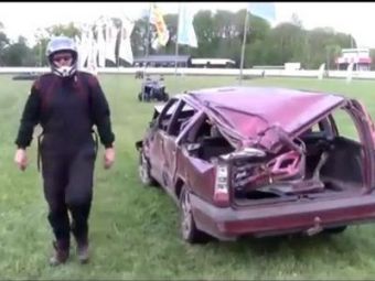 
	VIDEO FABULOS: un DEMENT s-a chinuit o zi intreaga sa distruga un Volvo! A rasturnat-o de 20 de ori si a intrat cu ea in tot ce i-a iesit in cale! Masina inca merge! :)
