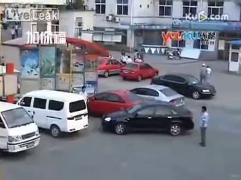 
	VIDEO Incercarea anului! Cat s-a chinuit un chinez sa-si parcheze masina! Chiar si femeile au ras de el!
