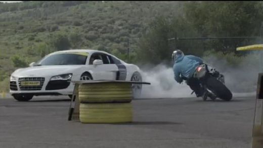 VIDEO Drifturi cum n-ai mai vazut pana acum! Ce se intampla cand pui un R8 langa o motocicleta BMW: