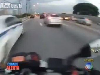 
	VIDEO Cursa GROAZEI pe sosea! Motociclistul care a bagat spaima in tot orasul! Cum face slalom printre masini
