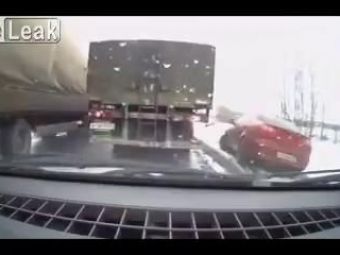 
	VIDEO A incercat sa-i pacaleasca pe toti, dar si-a luat TEAPA! Ce a patit un sofer nerabdator in traficul din Rusia:

