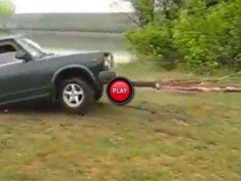 
	VIDEO GENIAL! Ce se intampla cand faci drifturi cu Lada pe marginea lacului? Clipul zilei!

