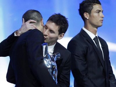 Aparitie SCLIPITOARE la decernarea Balonului de Aur: Messi a socat pe toata lumea cu costumul sau de BOSS! Ronaldo a pierdut razboiul pana si la vestimentatie! :)_1