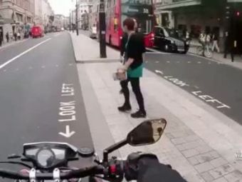 VIDEO Gluma buna sau o MIZERIE? Gestul unui mototciclist de la semafor! Cum sperie pietonii: