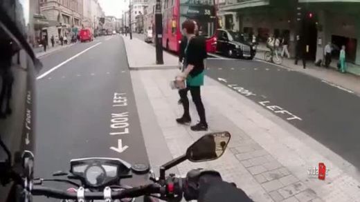 VIDEO Gluma buna sau o MIZERIE? Gestul unui mototciclist de la semafor! Cum sperie pietonii: