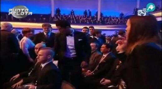 VIDEO: Cel mai CIUDAT moment al galei de la Zurich! Guardiola a REFUZAT sa dea mana cu Ronaldo! Ce reactie a avut atunci cand portughezul i-a intins mana:_1