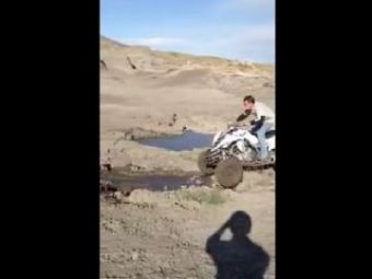VIDEO A cazut cu fata direct in NOROI :) Cel mai tare accident cu ATV-ul! Super imagini: