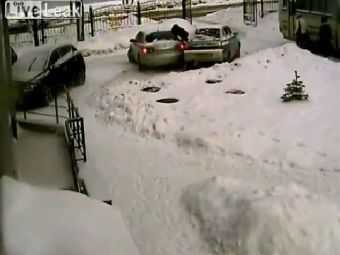 
	NO COMMENT! Doua femei in parcare! Una era sa MOARA, masina a fost avariata! VIDEO:
