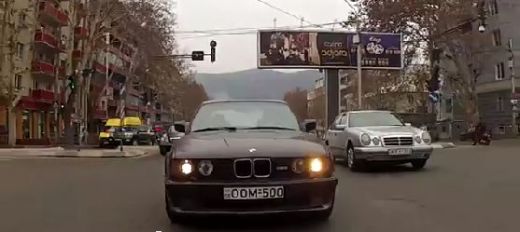 
	VIDEO A TERORIZAT un oras intreg cu BMW-ul sau! Se crede in NFS! Ce manevre periculoase face pe sosea:
