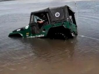
	VIDEO Tantalaul si gogomanul! Ce se intampla cand doi amatori incearca sa scoata un Jeep din lac!
