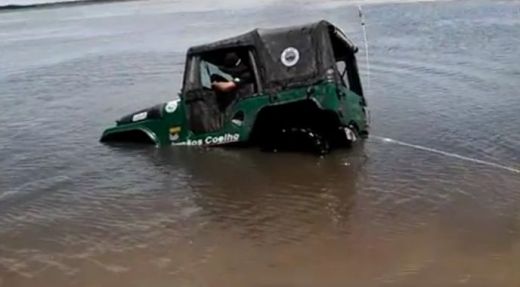 
	VIDEO Tantalaul si gogomanul! Ce se intampla cand doi amatori incearca sa scoata un Jeep din lac!
