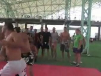 VIDEO CUTREMURATOR: Un pusti a mers la sala sa invete MMA, dar a fost SPULBERAT de antrenor! Un pumn fulger a trecut prin el si l-a lasat inconstient 