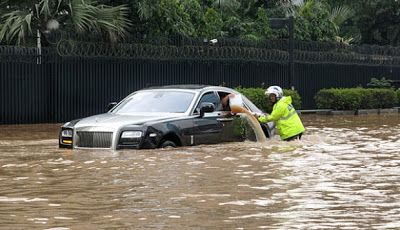 FOTO Imaginea zilei! A facut praf un Rolls Royce de 250.000 de euro prin apa! Cum a scapat din drumul inundat!_1