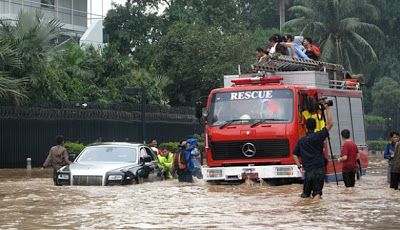 FOTO Imaginea zilei! A facut praf un Rolls Royce de 250.000 de euro prin apa! Cum a scapat din drumul inundat!_2