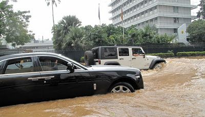 FOTO Imaginea zilei! A facut praf un Rolls Royce de 250.000 de euro prin apa! Cum a scapat din drumul inundat!_3