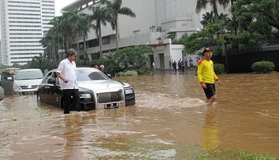 FOTO Imaginea zilei! A facut praf un Rolls Royce de 250.000 de euro prin apa! Cum a scapat din drumul inundat!_4