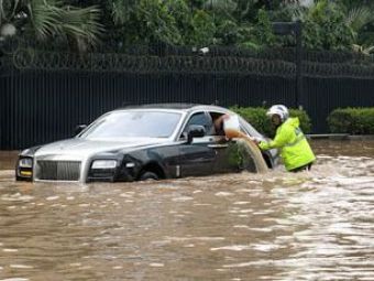 
	FOTO Imaginea zilei! A facut praf un Rolls Royce de 250.000 de euro prin apa! Cum a scapat din drumul inundat!
