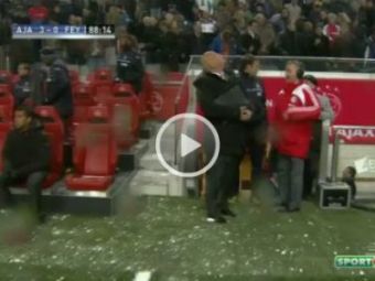 
	VIDEO: Momente de PANICA pe stadionul lui Ajax! Jucatorii s-au speriat si au sarit de pe banca, Koeman a FUGIT la vestiare! Ce s-a intamplat in min 87:
