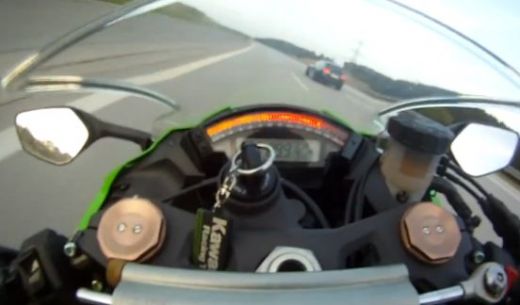 VIDEO Cursa nebuna intre un motor si un Audi A6 pe o autostrada din Germania la 300 km/h! Castigator SURPRIZA! 