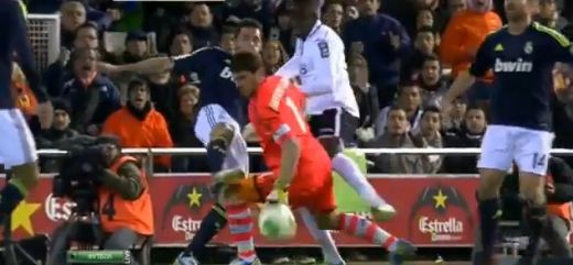 
	COSMAR pentru Casillas! Si-a rupt mana in cel mai stupid mod si poate rata dubla cu Man United din Liga! Momentul HORROR in care l-a accidentat un coleg: VIDEO
