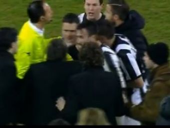 
	Jucatorii lui Juventus au vrut sa-i MACELAREASCA pe arbitri dupa un penatly IGNORAT la ultima faza! Scene incredibile in Serie A
