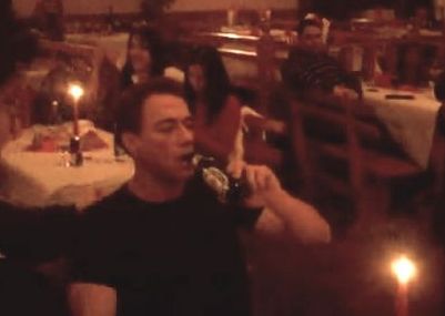 Imagini incredibile cu Van Damme! Si-a uitat centura neagra acasa si da peste cap bere dupa bere intr-un club de manele! VIDEO_1