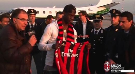 
	NEBUNIE la Milano! Balotelli a ajuns in oras! VIDEO: Prima declaratie dupa transferul de la City

